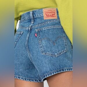 Levi’s High Waisted Mom Shorts medium wash W28
